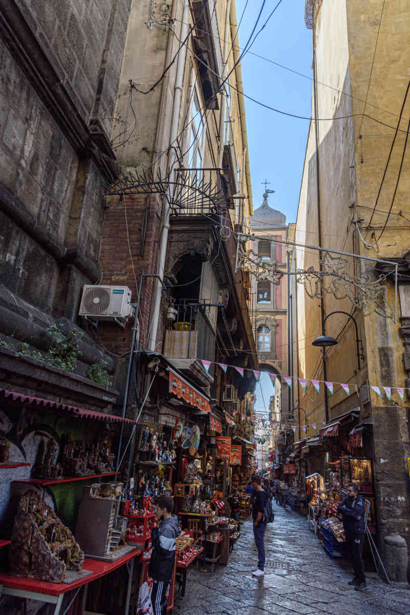 069 - Italia - Nápoles - Via San Gregorio Armeno.jpg